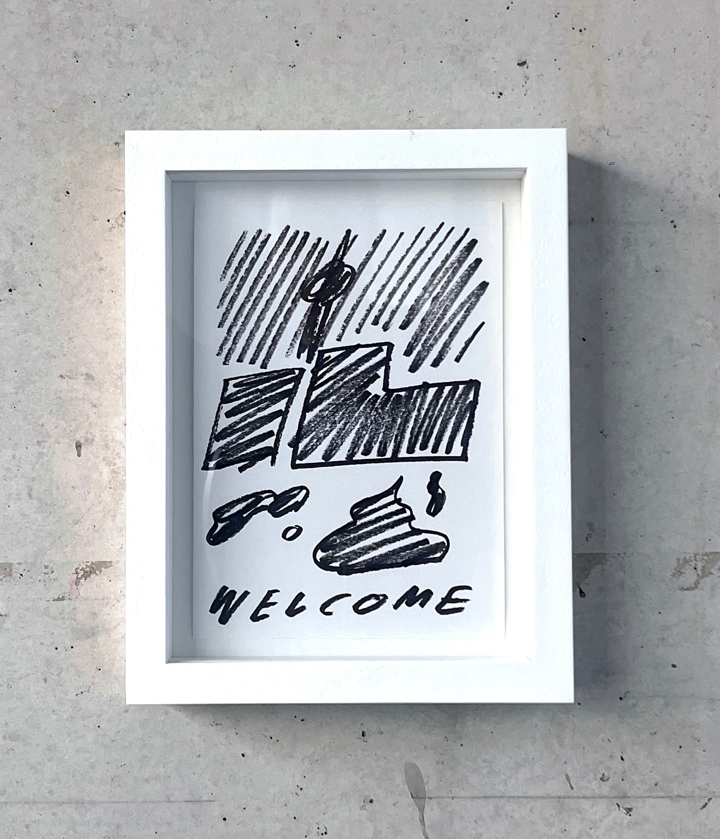 Eine weiß-gerahmte Zeichnung hängt an einer Betonwand. In kräftigem Strich sind Wohnblocks, Hundehaufen und der Berliner Fernsehturm zu erkennen.    