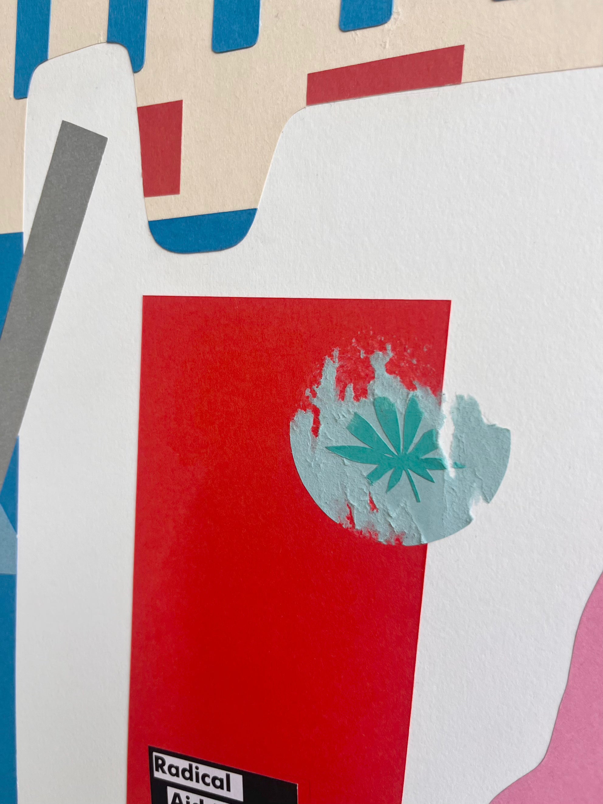 Die Papiercollage zeigt eine Baustelle mit den typischen Absperrungen. Zina Isupova arbeitet hier mit realen Stickern und behandelt  das Papier unterschiedlich, zum Beispiel um zu signalisieren, dass Sticker beschädigt sind oder abgerissen wurden.  