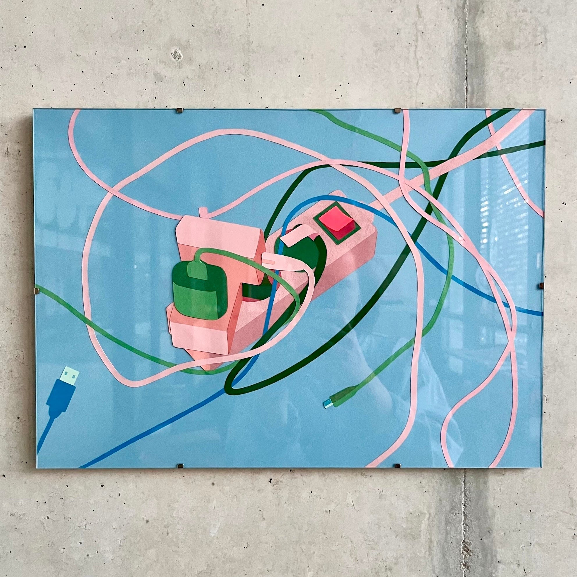 An einer Wand aus Sichtbeton hängt ein blaues Bild in einem Glasrahmen. Das Bild zeigt eine Steckdose in Rosa mit einem irren Kabelgewirr. Die Steckdose hat einen leuchtend roten An-Aus-Knopf.