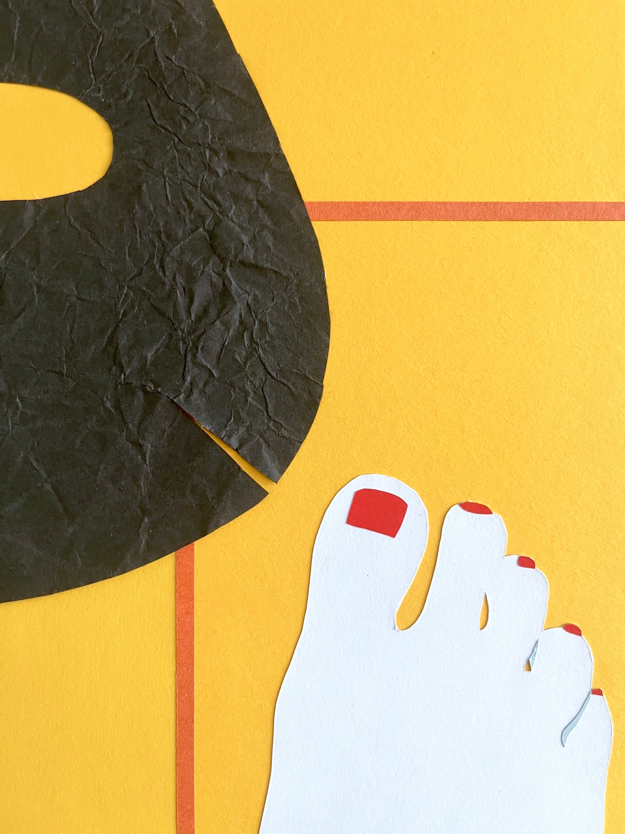 Ausschnitt aus einer Papiercollage: Man sieht gelbe Fliesen, einen Teil von einem nackten Fuß mit rot lackierten Nägeln und einen kleinen Teil einer schwarzen Beauty-Maske
