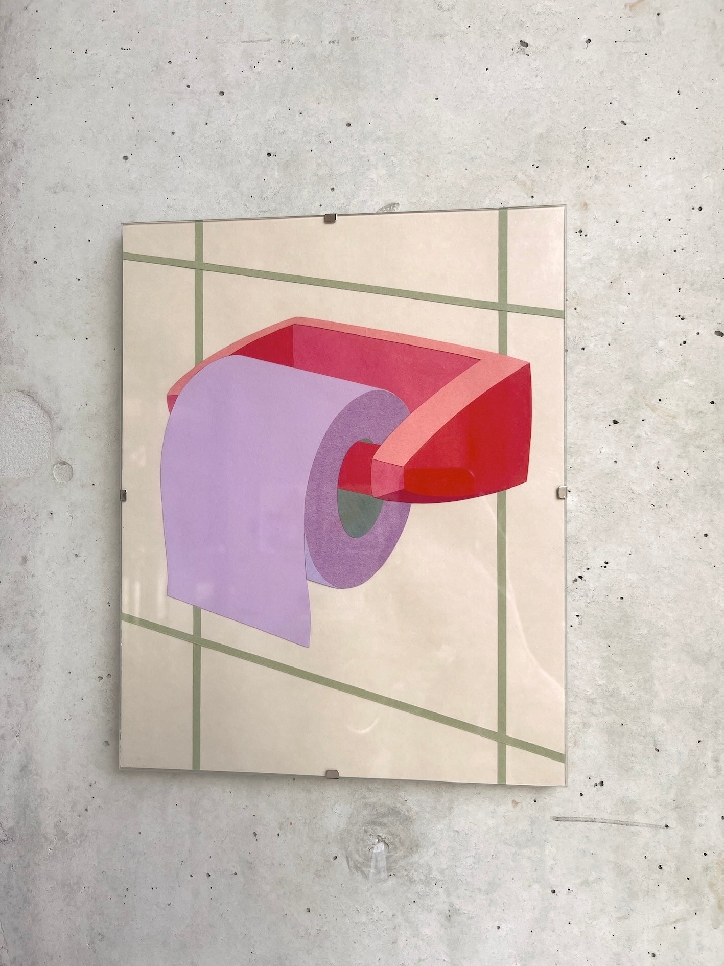 An einer Sichtbetonwand hängt eine gerahmte Papiercollage. Sie zeigt eine beige geflieste Wand, an der ein roter Toilettenpapierhalter hängt, mit einer Rolle hellviolettem Papier.  