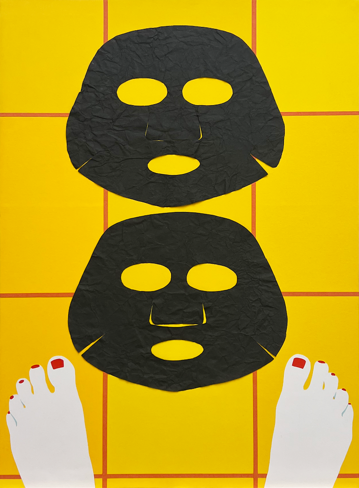 Die Papiercollage zeigt den Blick auf einen gelb gefliesten Fußboden mit zwei nackten Füßen mit rot lackierten Nägeln. Davor liegen zwei schwarze Masken auf dem Boden.  