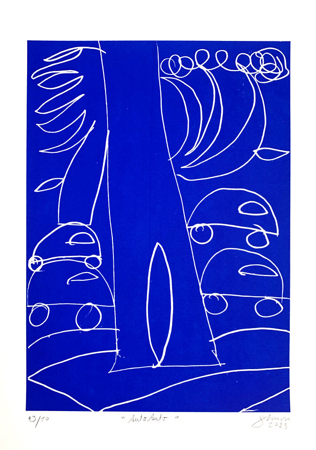 Siebdruck-Grafik: vor einem intensiv-blauen Hintergrund ist eine weiße Linienzeichnung zu sehen. Sie zeigt einen dicken Baumstamm im mittleren Vordergrund. Dahinter geht eine Straße vorbei, auf der sich kullerbunte Autos stauen. 
