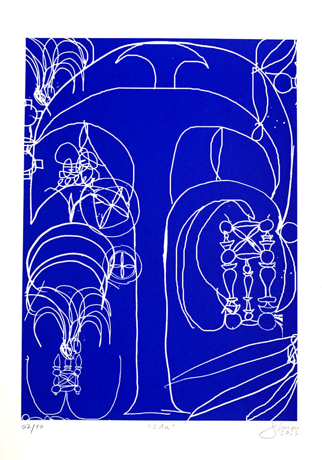 Der Siebdruck hat einen tiefblauen Hintergrund und zeigt eine komplexe weiße Linienzeichnung. Zu sehen sind teils sehr bewegte Pflanzen- und Baummotive und verschlungene Ornamente.   