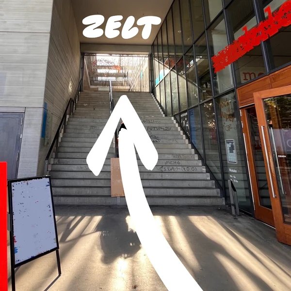 Der Weg ins Zelt: die große Treppe am Aufbau Haus