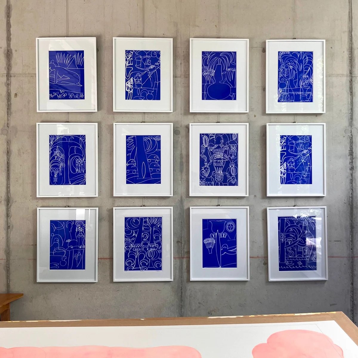 Die „Blaue Serie“ von Simon Blume an der Wand im Zelt